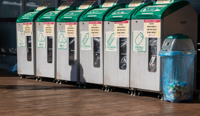 ごみは持ち帰るかごみ箱に捨てましょう